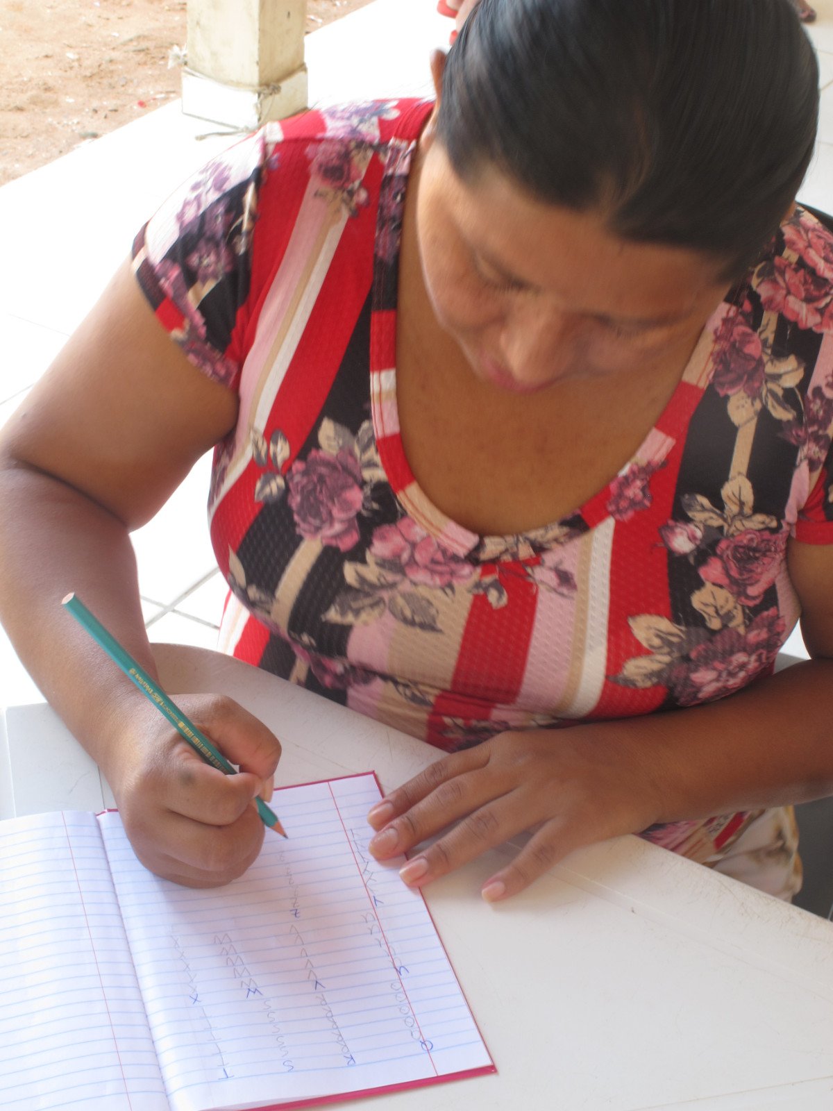 Yesenia escrevendo