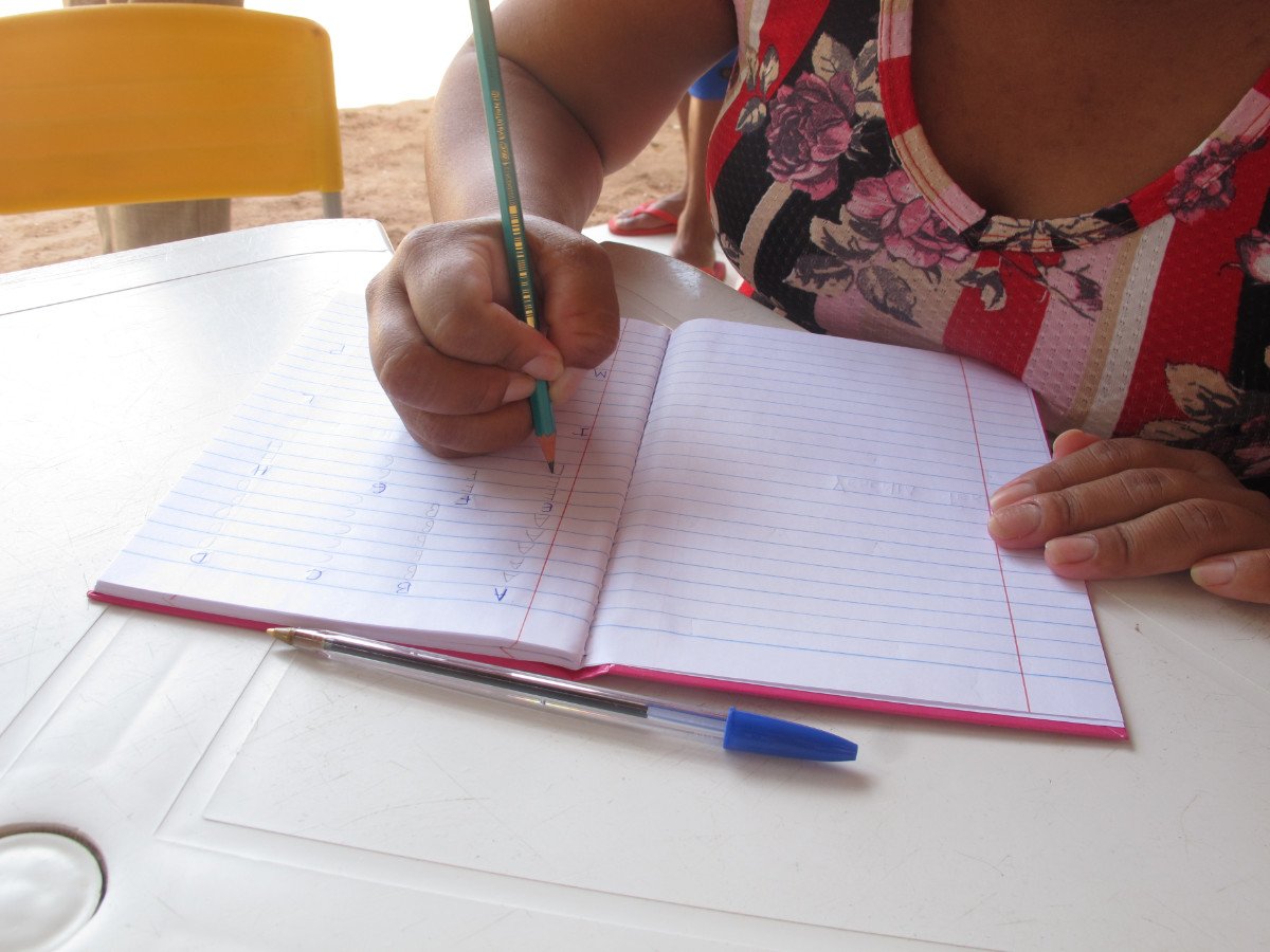 mao caderno caneta 2